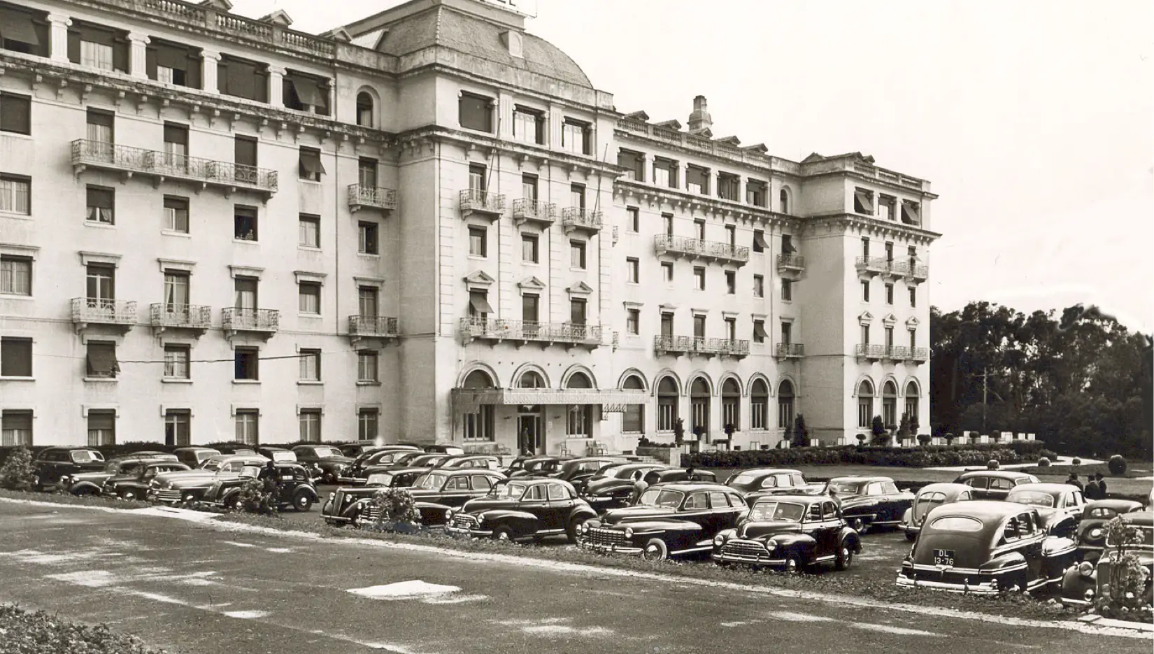 a large building with cars parked in front of it