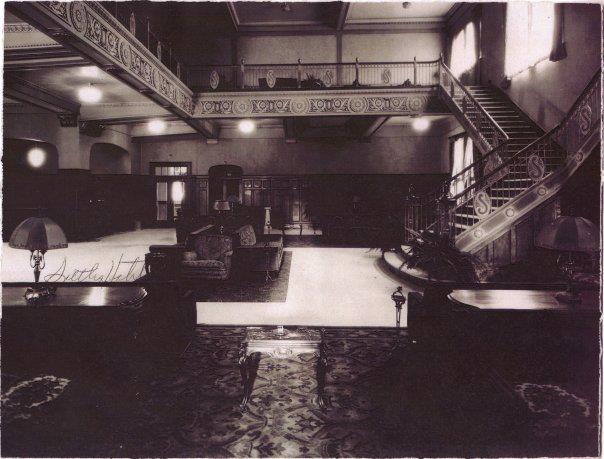 a black and white photo of a building