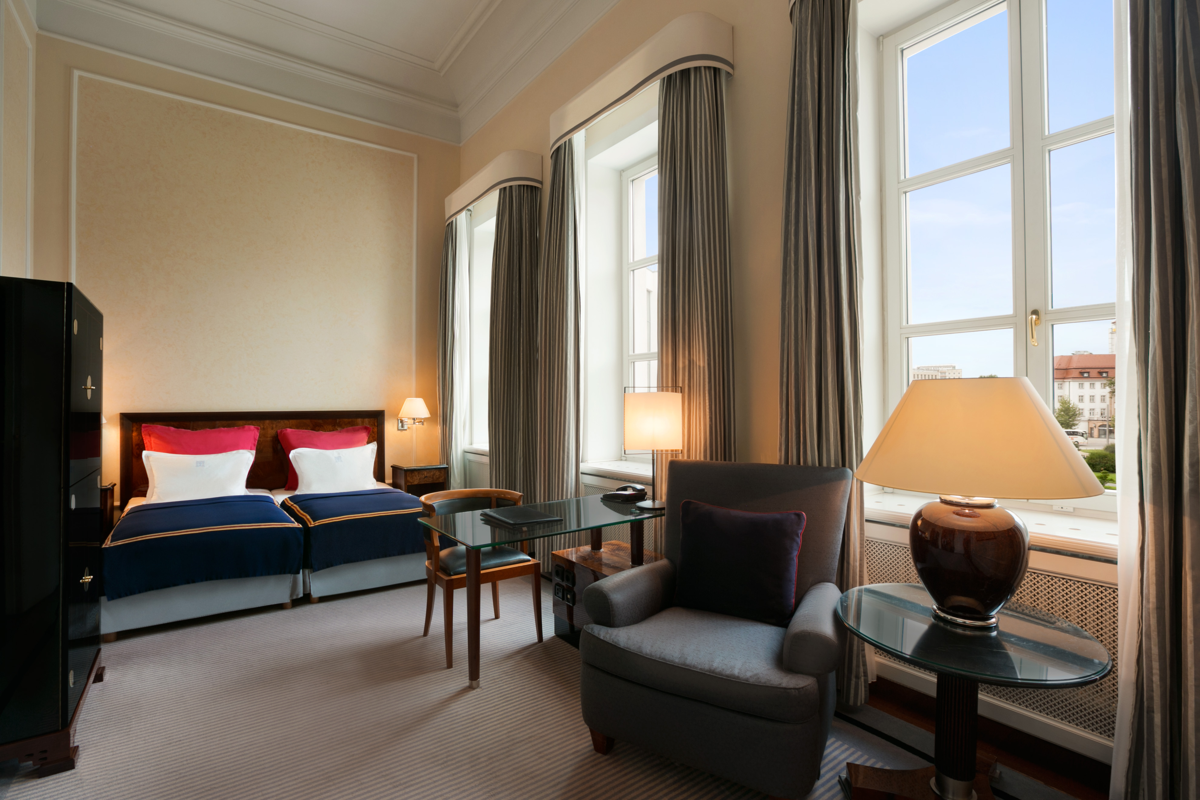 a room with two beds and a table with lamps