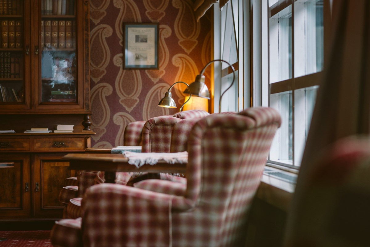 a table with chairs and a lamp