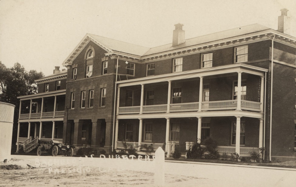 a black and white photo of a building
