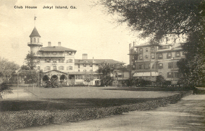 a black and white photo of a building