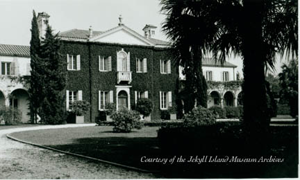 a black and white photo of a building