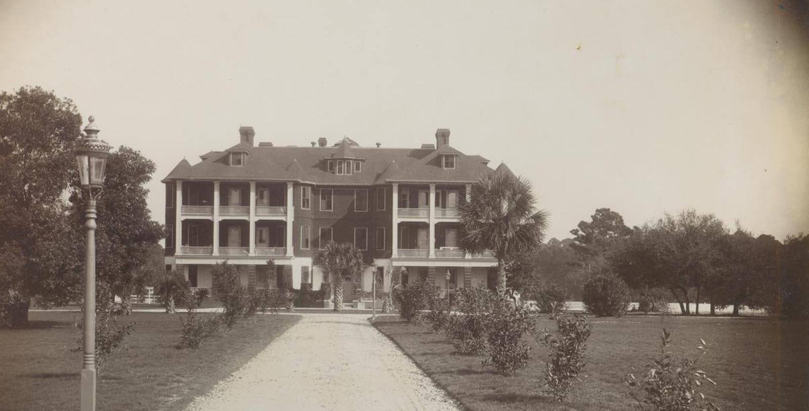 a large building with many balconies