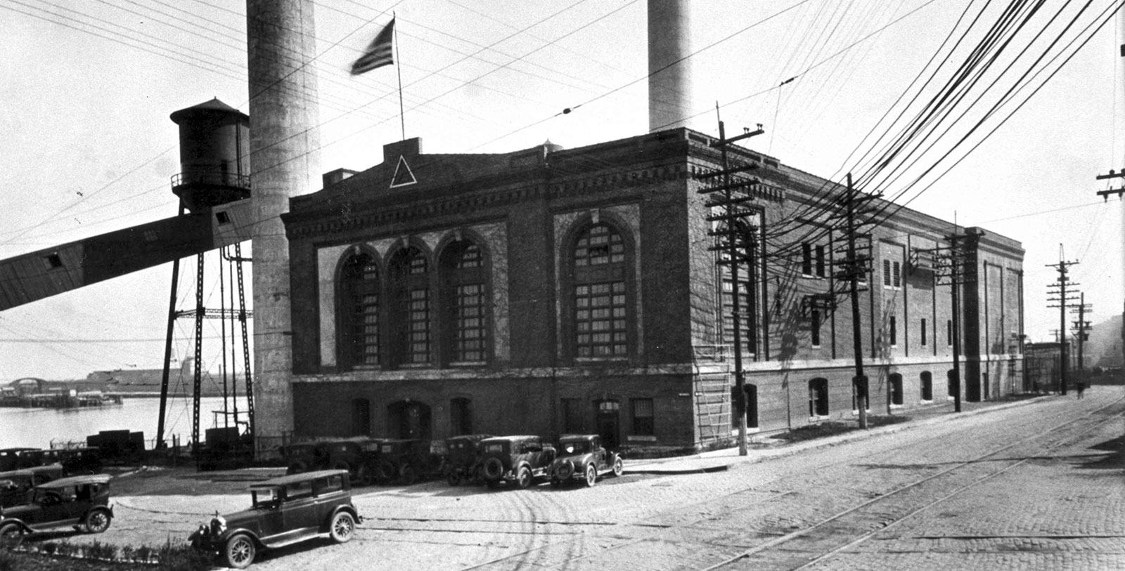 a building with cars parked on the side
