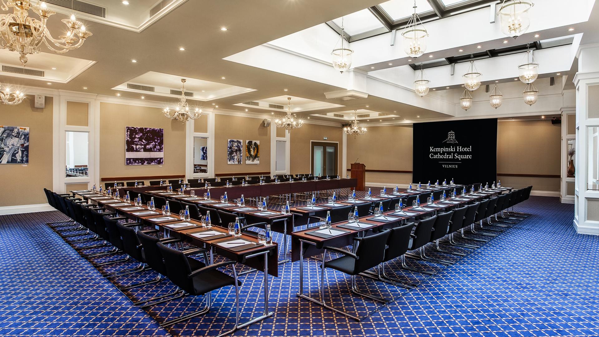 a room with many tables and chairs