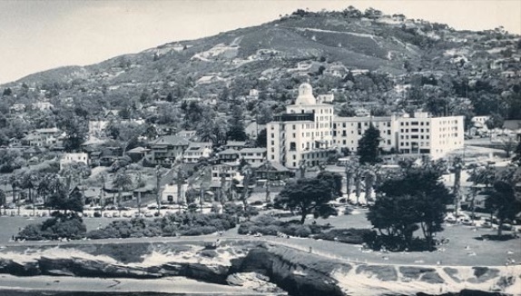 a black and white photo of a building