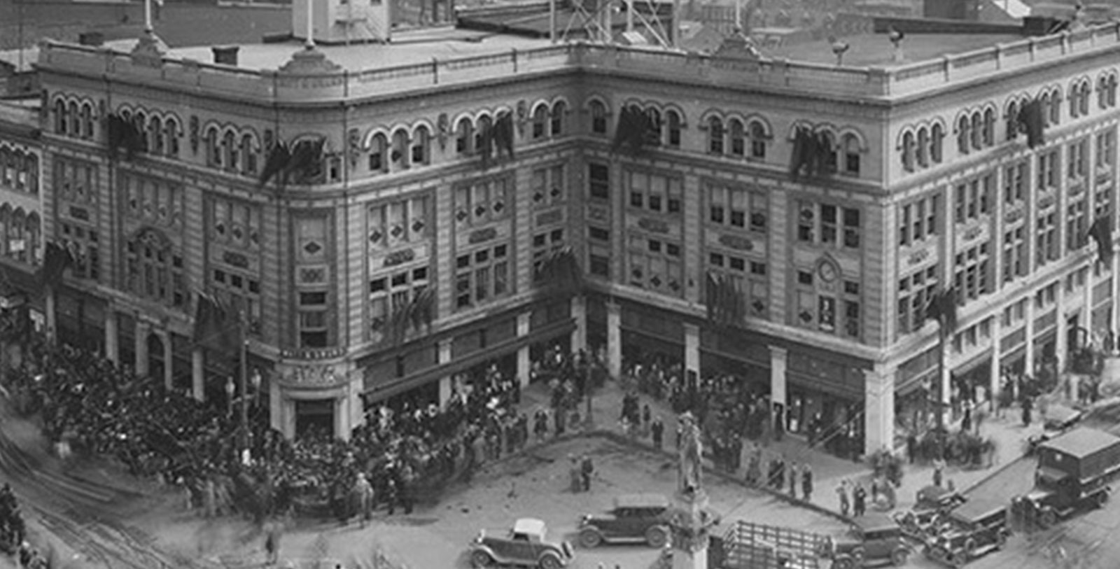 a large crowd of people outside a building