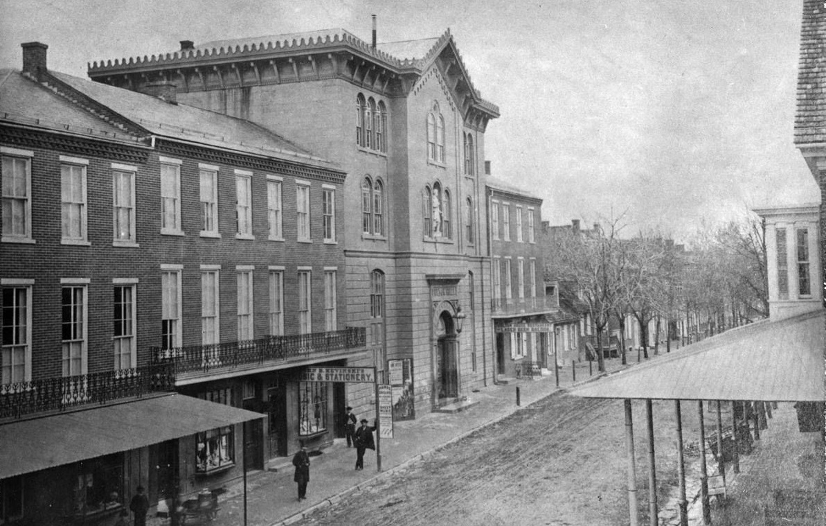 a black and white photo of a building