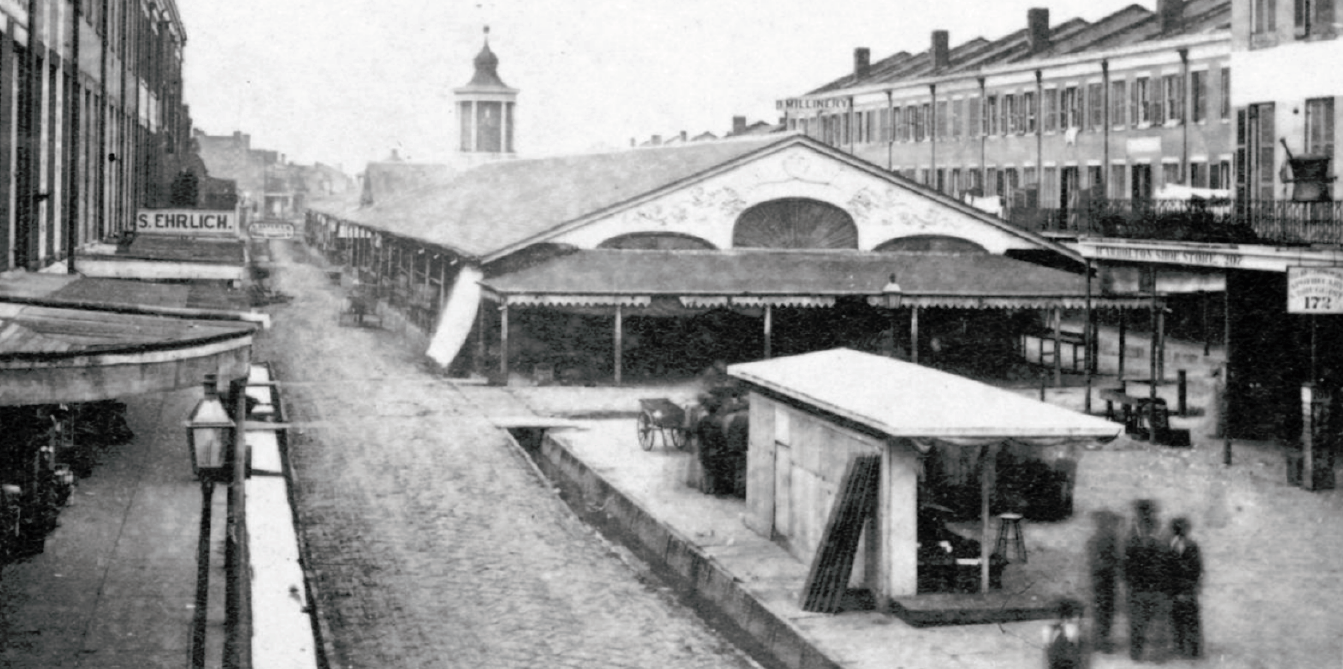 a black and white photo of a building