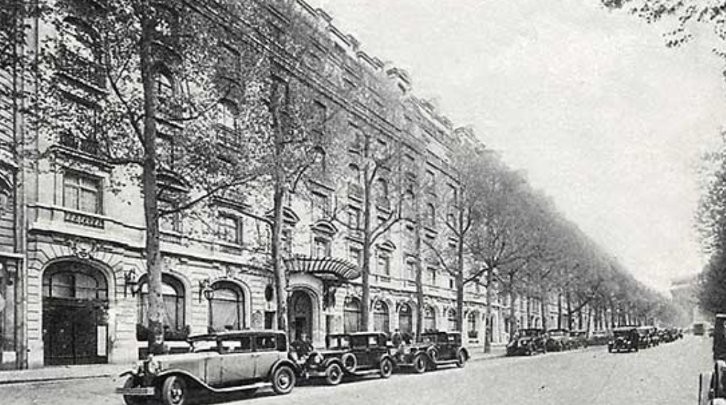 a row of cars parked on the side of a street