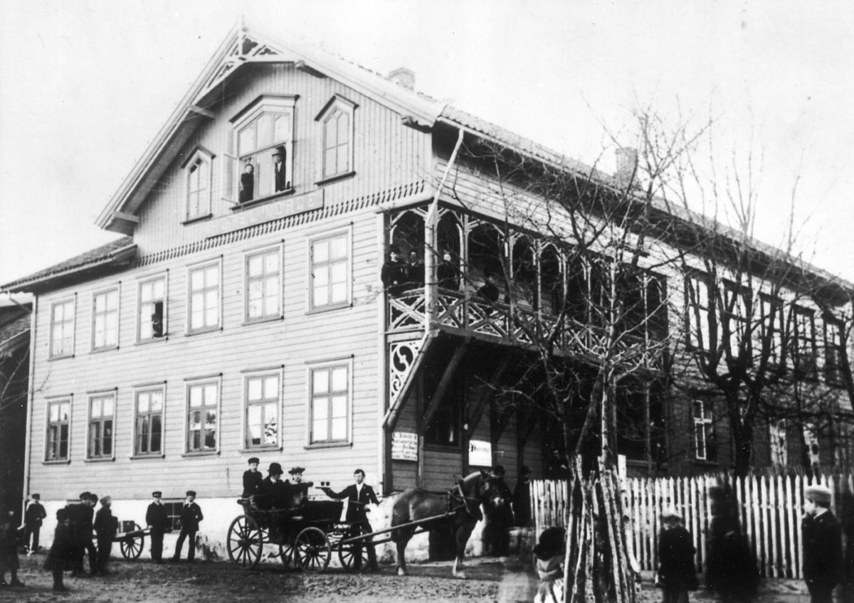 a horse drawn carriage in front of a house