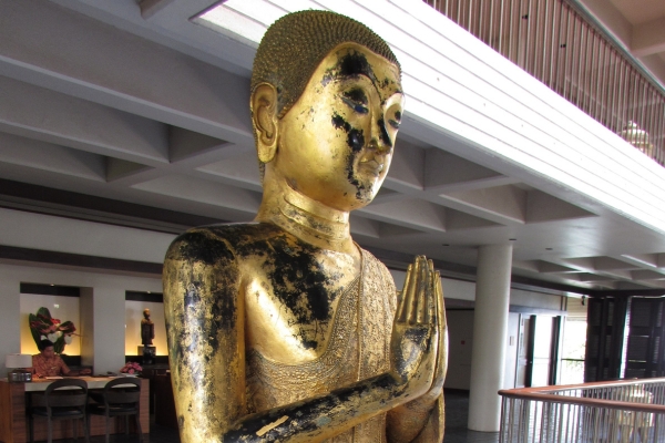 a statue of a buddha