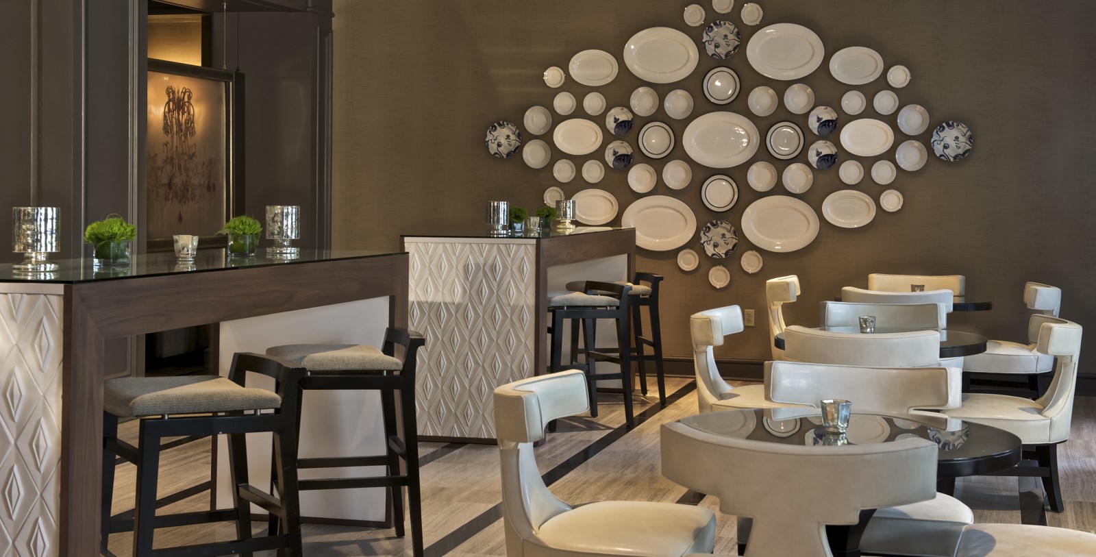 a room with white and black plates on the wall