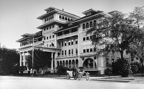 a black and white photo of a building