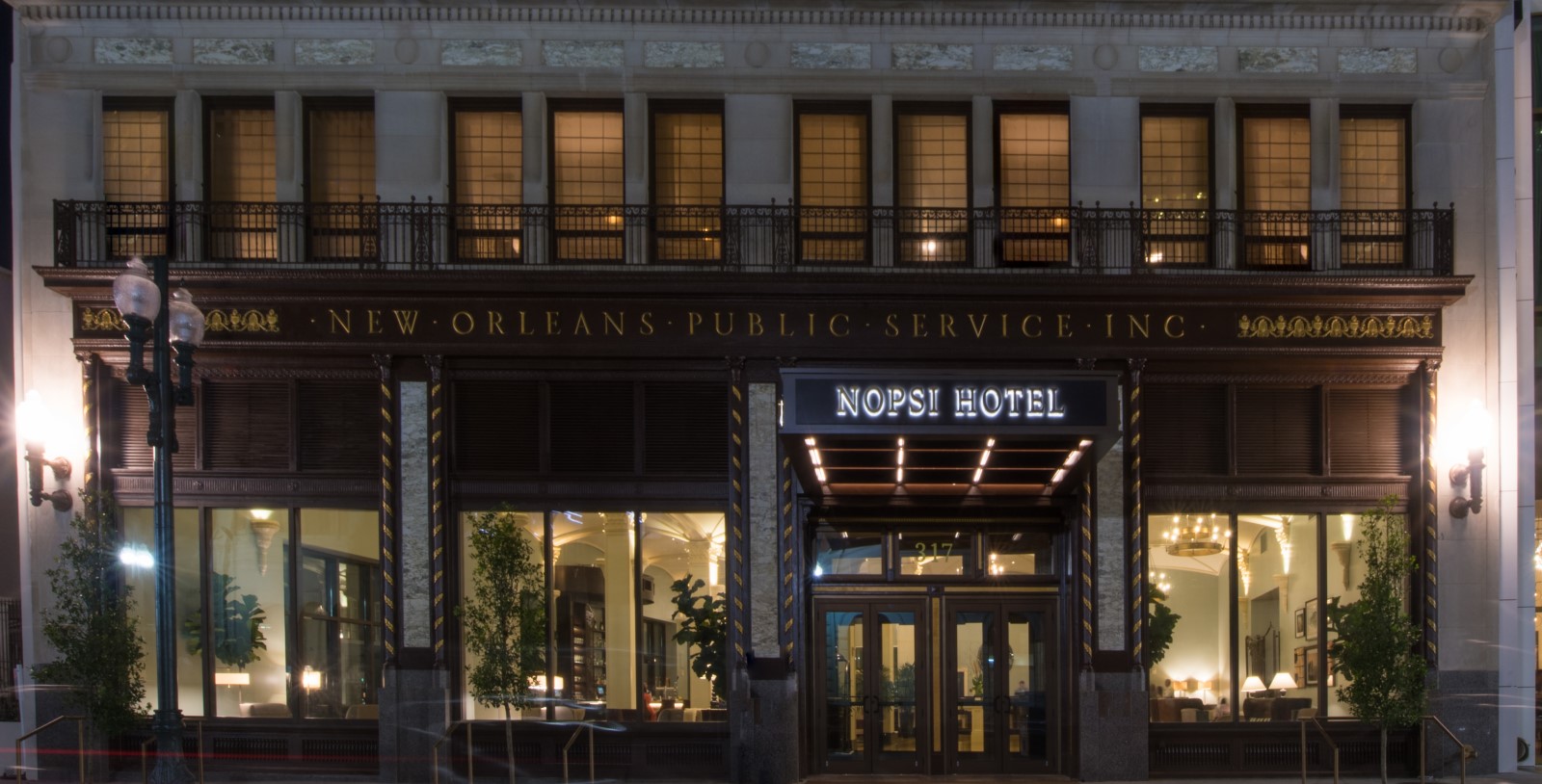 1600x813_nopsi_facade_ _night