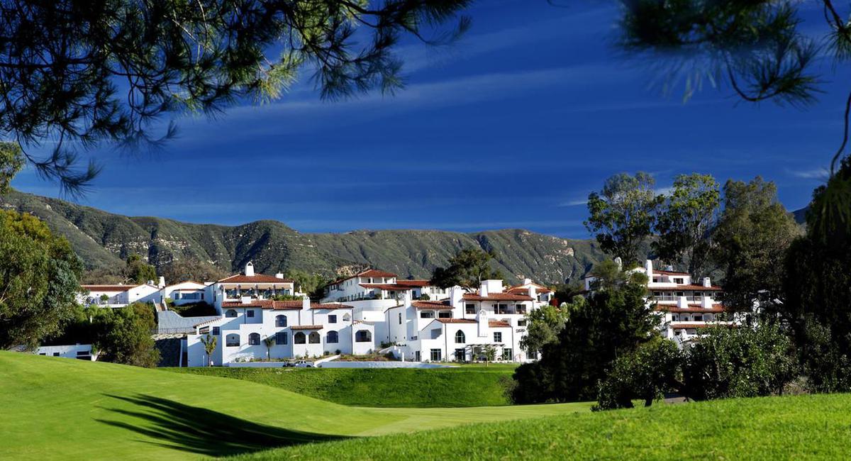 a golf course with a white building