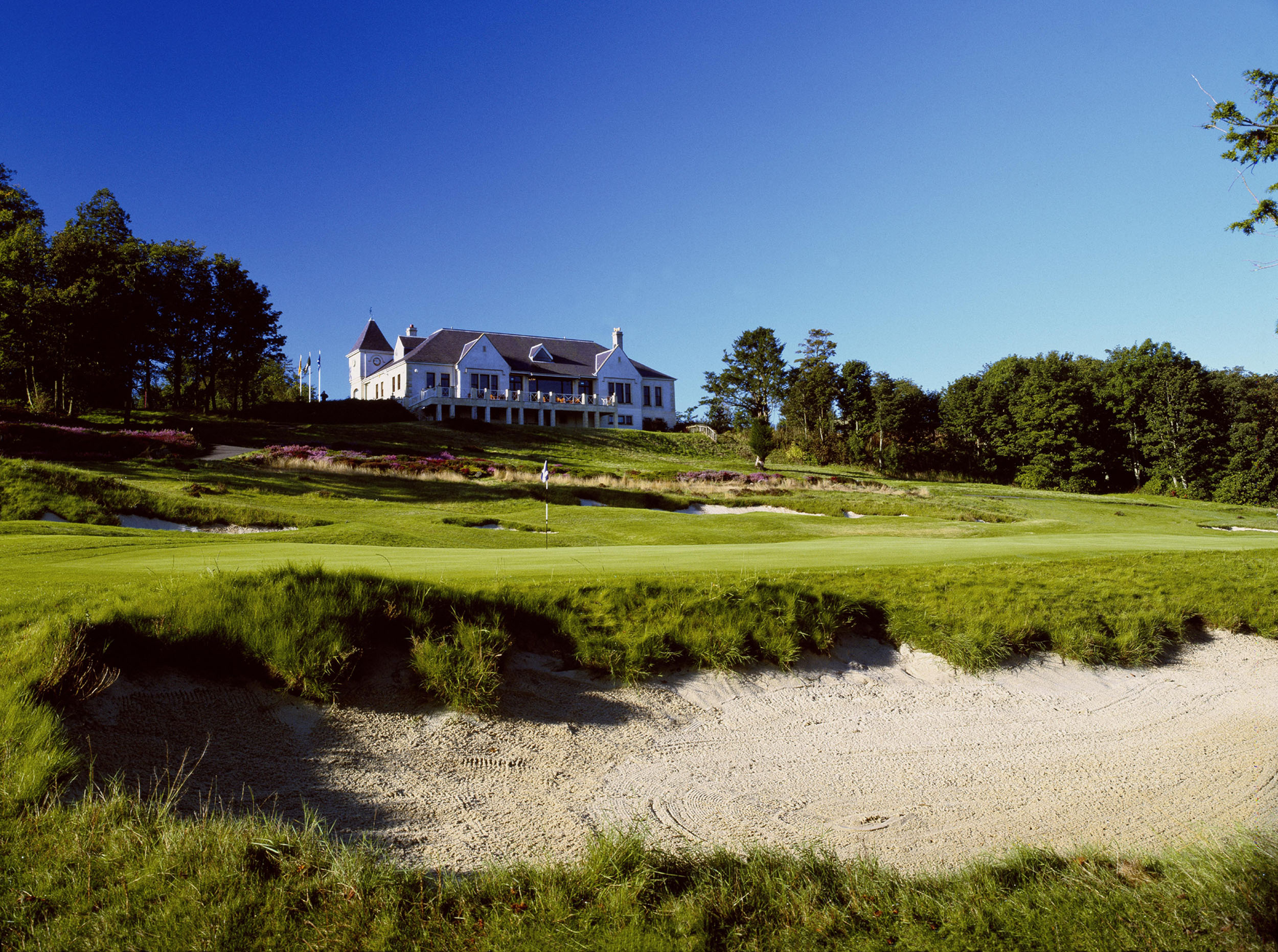 image of the dukes 9th hole with clubhouse in background old course hotel golf resort and spa st_ andrews united kingdom_high
