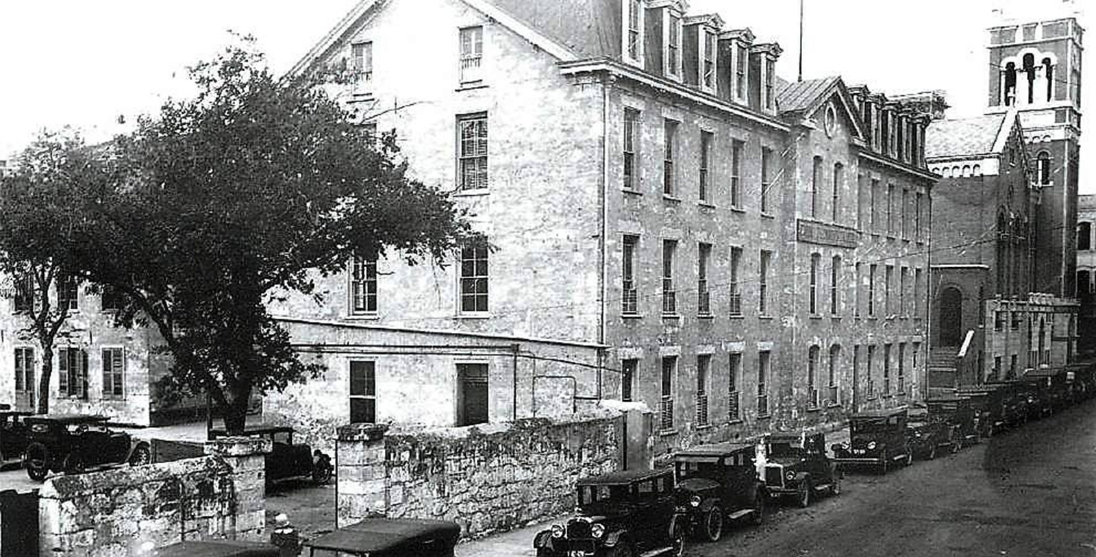 a black and white photo of a building