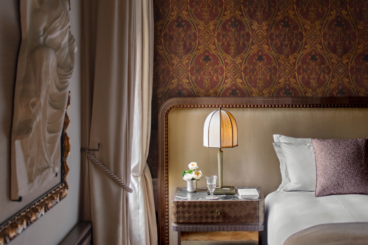 1200x800_orient_express_venezia_accommodations_deluxe_room_high 6a0b75fc64bab