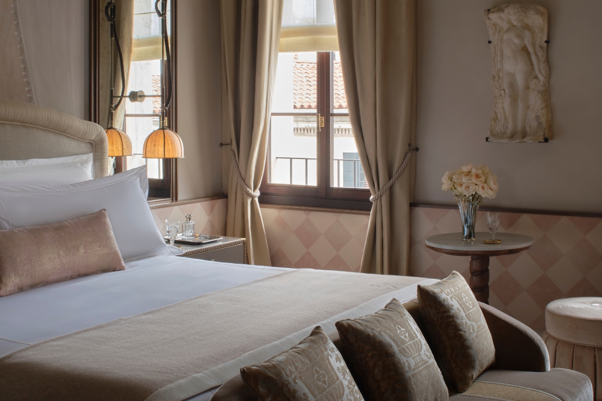 1200x800_orient_express_venezia_accommodations_superior_suite_2_high 6a0b7c14cf41b