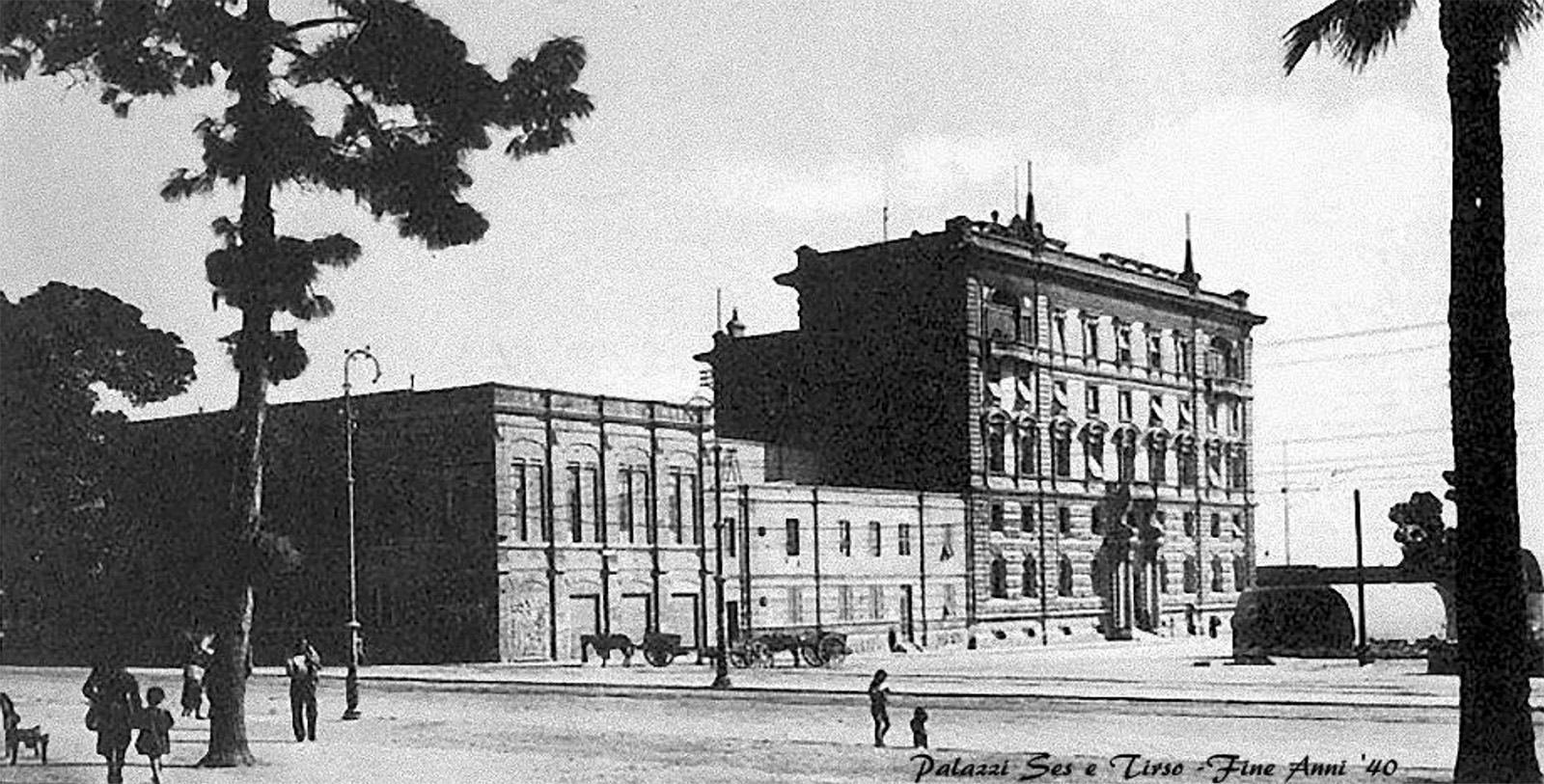 a black and white photo of a building