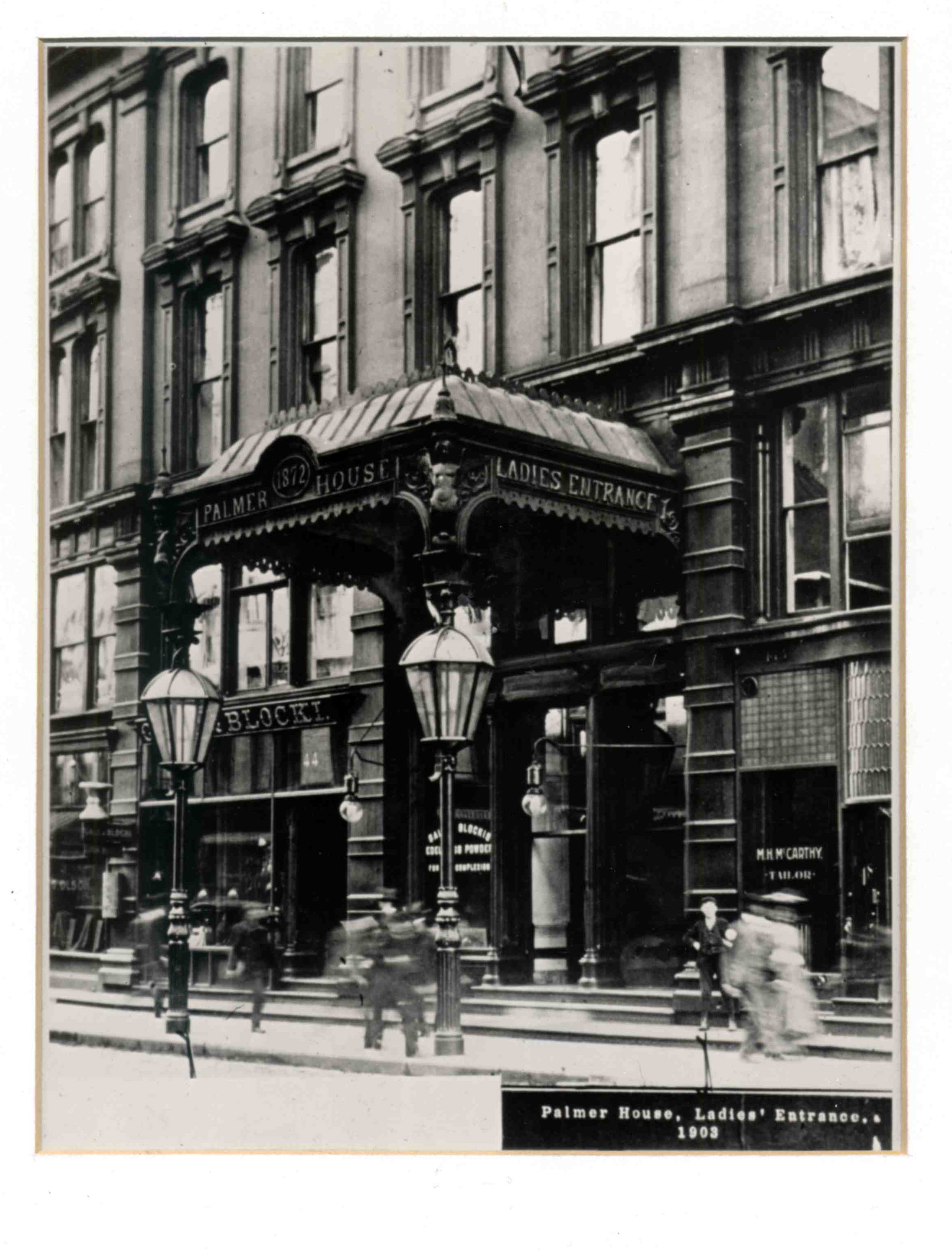 a black and white photo of a building