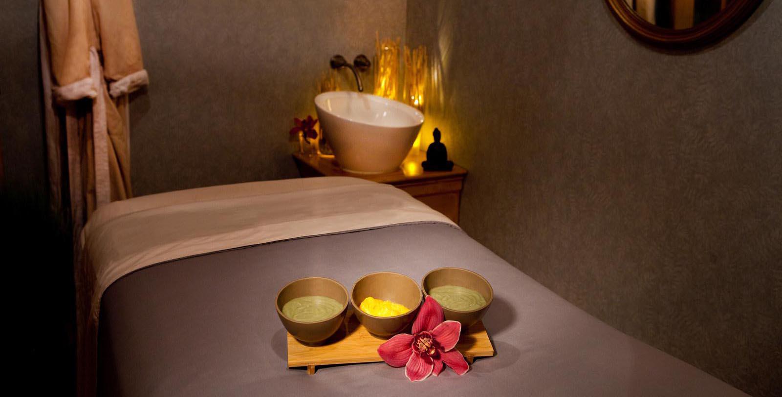 a tray of bowls with three bowls on it next to a bathtub