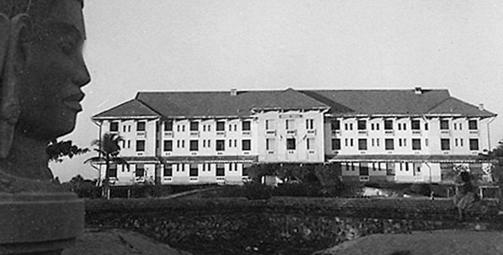 a large building with many windows