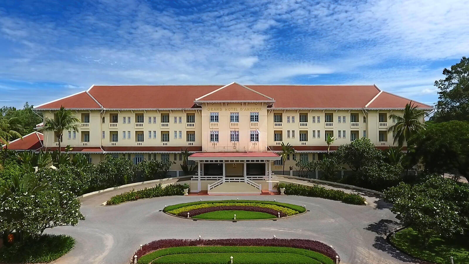 a large building with a circular driveway and a circular driveway