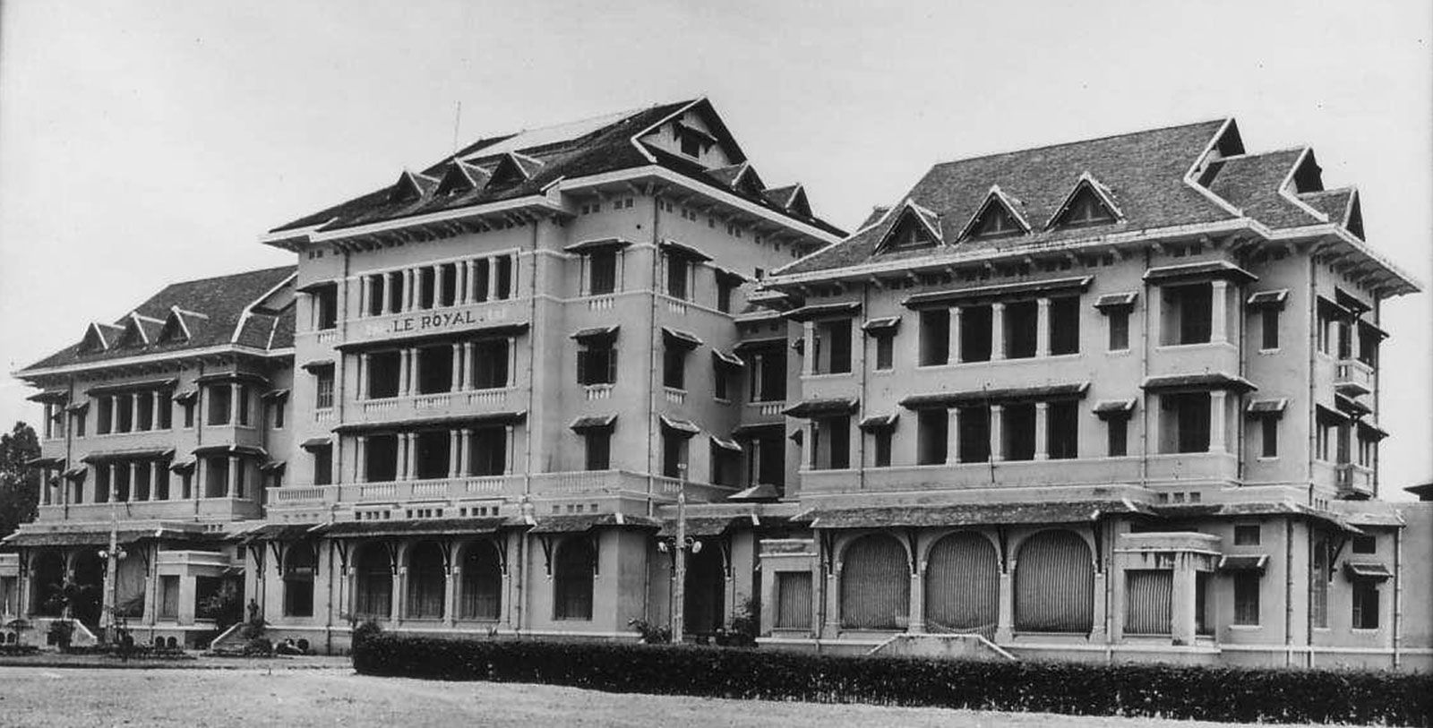 a large building with many windows