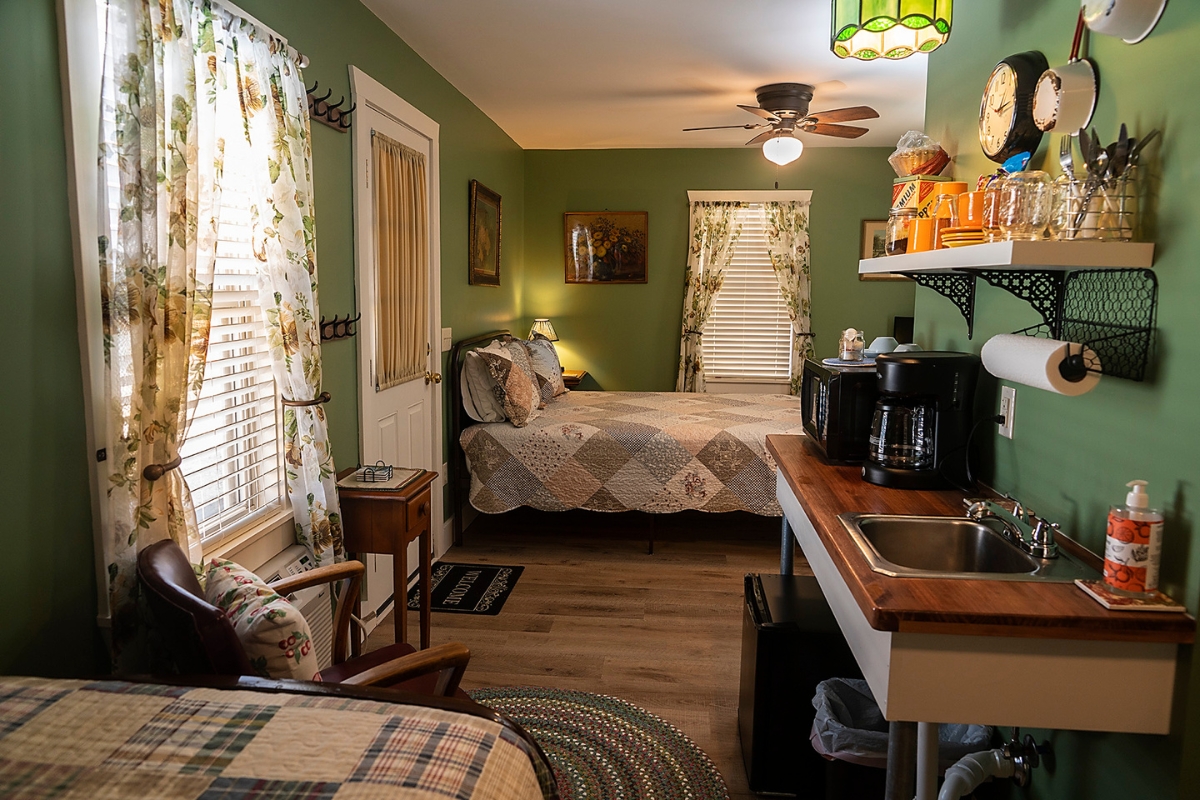 1200x800_rockwood_motor_court_gallery_route_66_room_4_high 690a5e0ba41f4