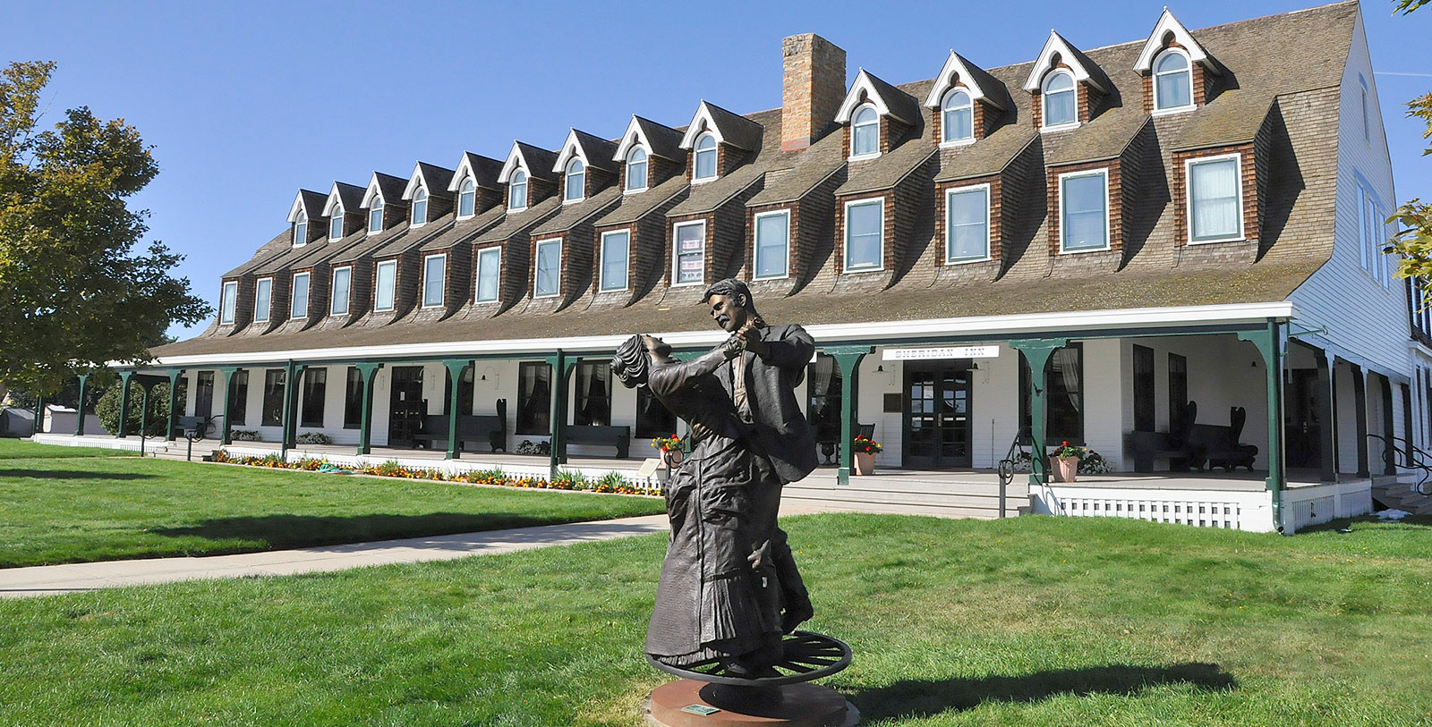 1600x813 sheridan inn statue