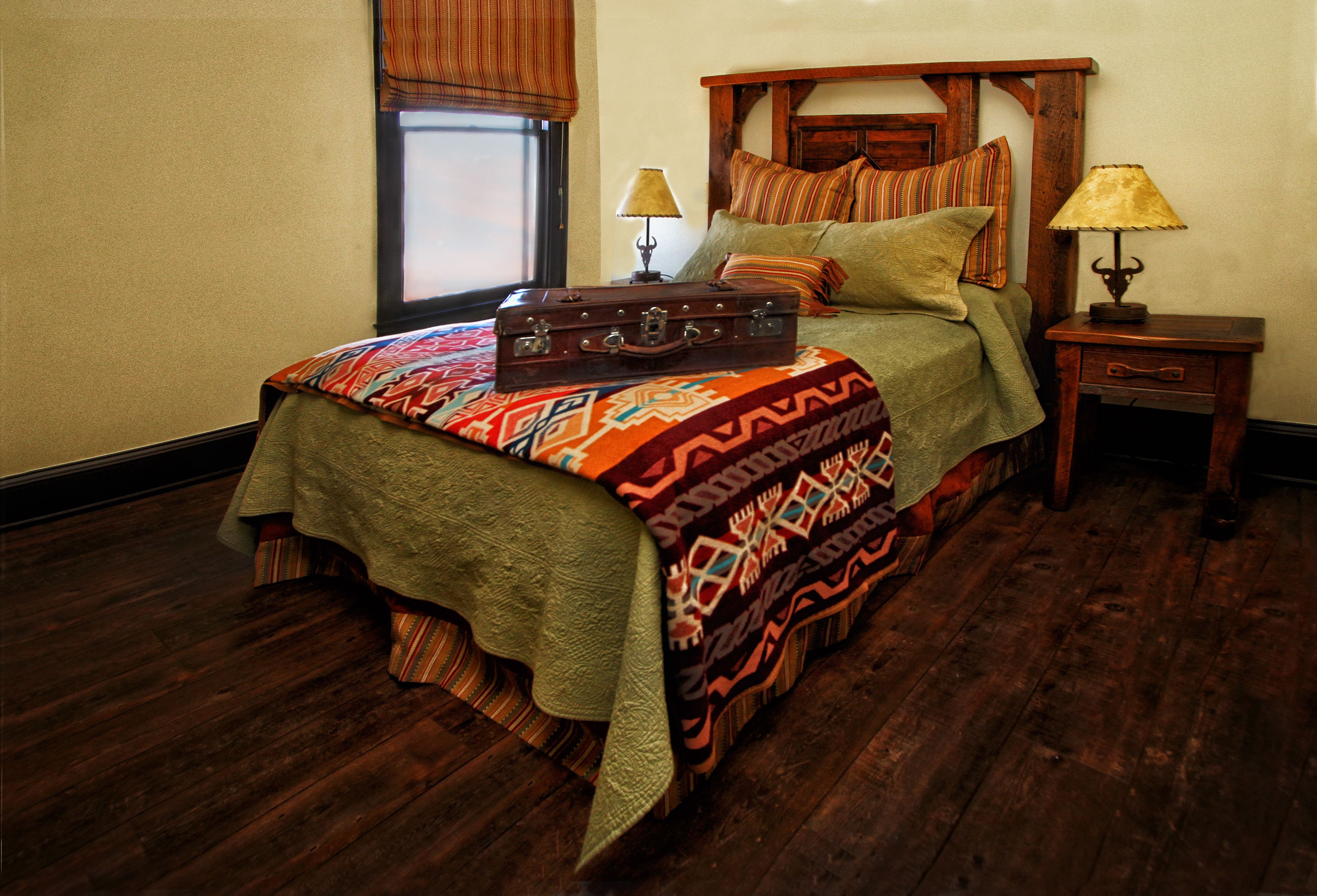 image of sitting bull room bed sheridan inn wyoming_high
