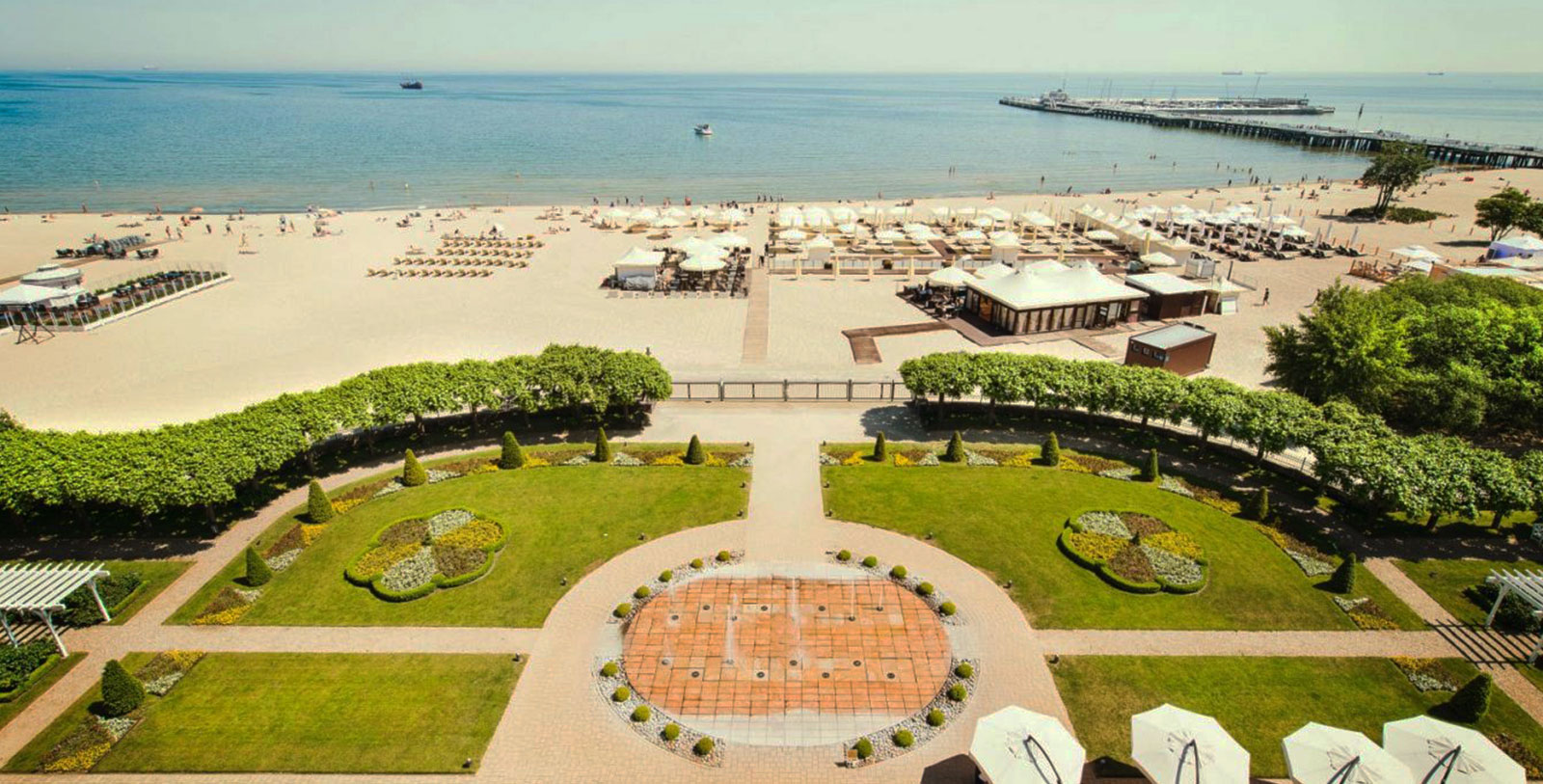 a large group of lawns and a fountain on a beach