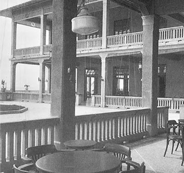 a black and white photo of a building