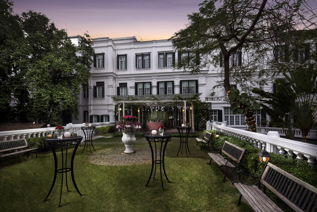 a courtyard with tables and benches in front of a building