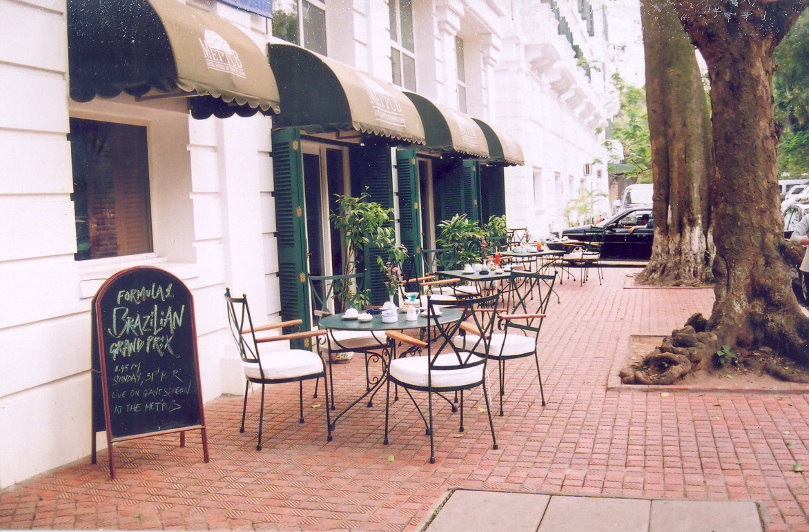 a table and chairs outside of a restaurant