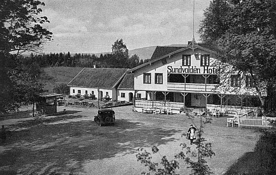 a black and white photo of a hotel