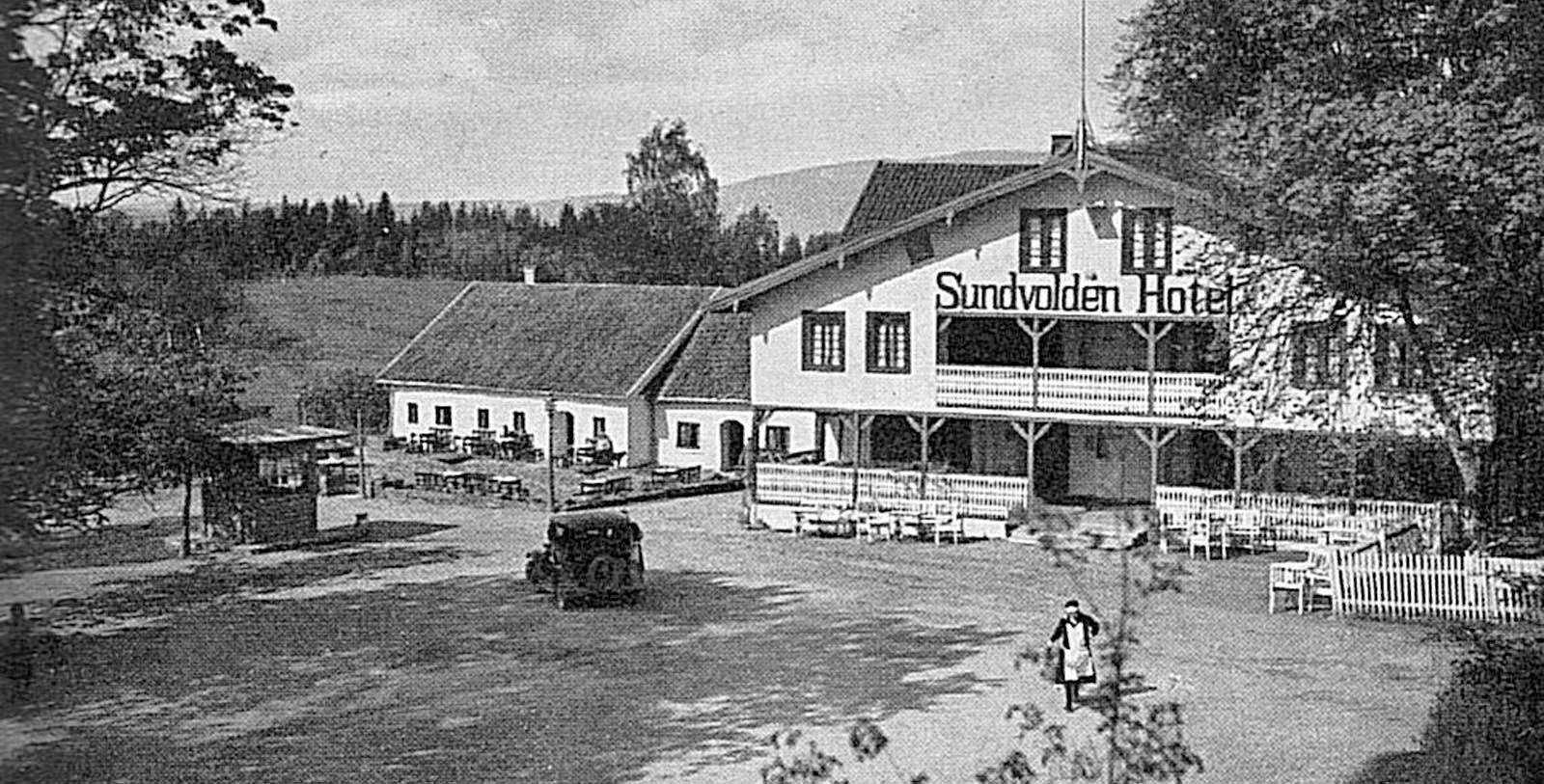 a black and white photo of a building