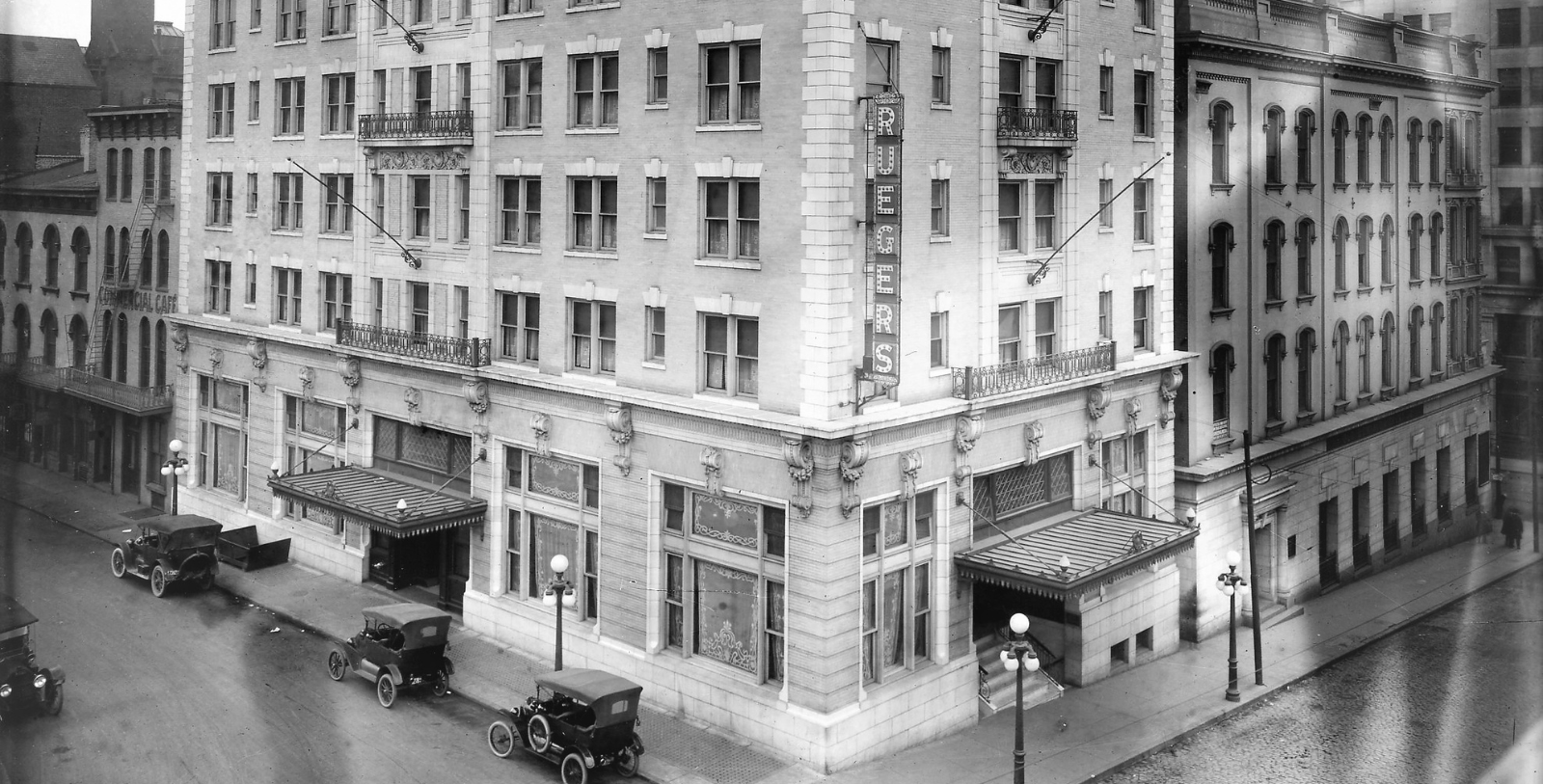 a black and white photo of a building
