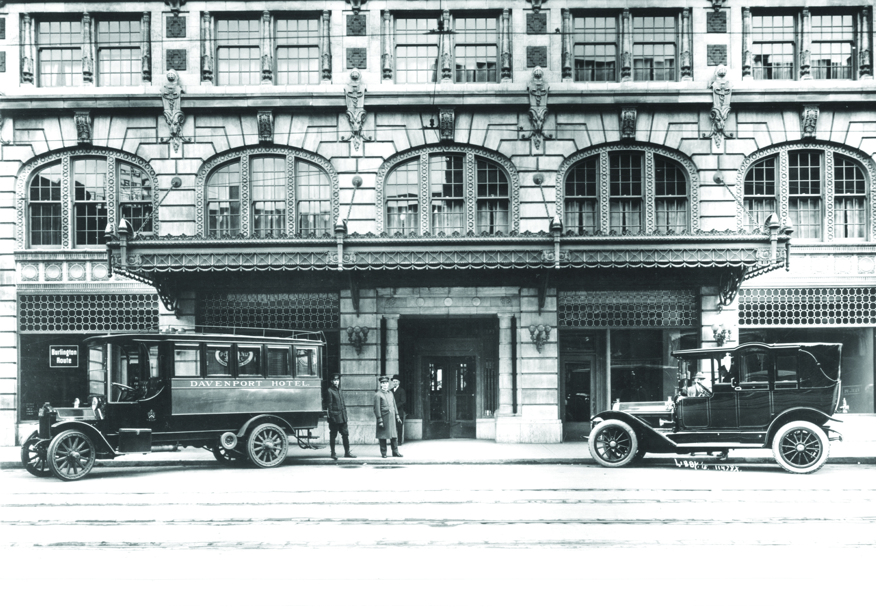 a group of cars parked in front of a building