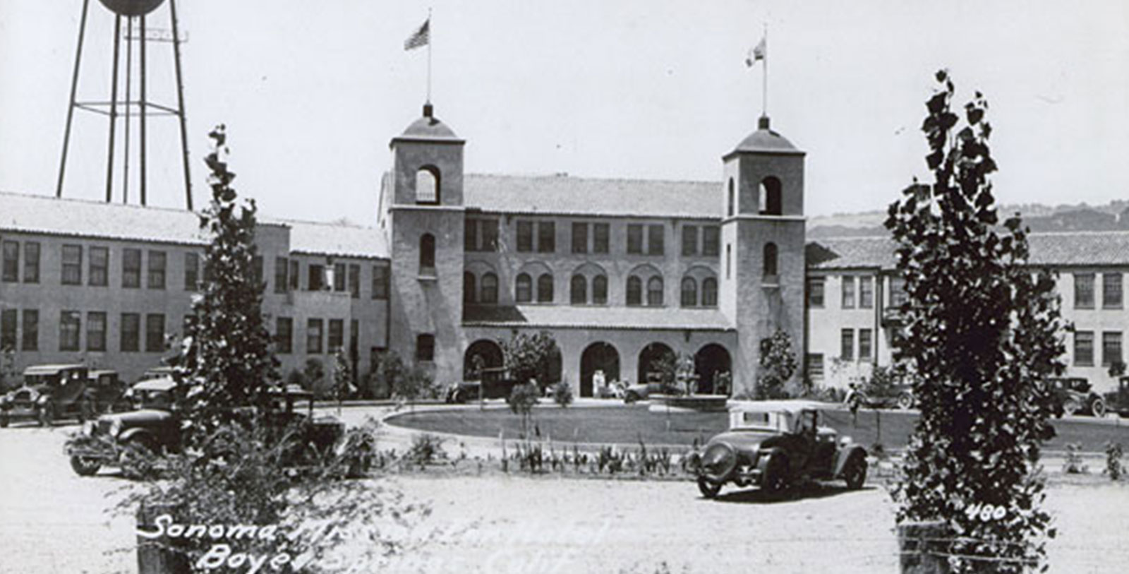 a black and white photo of a building