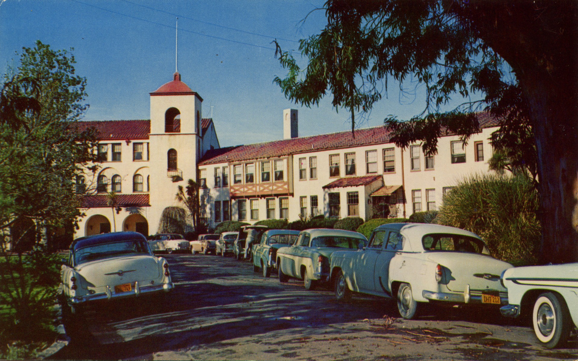 a group of cars parked in front of a building
