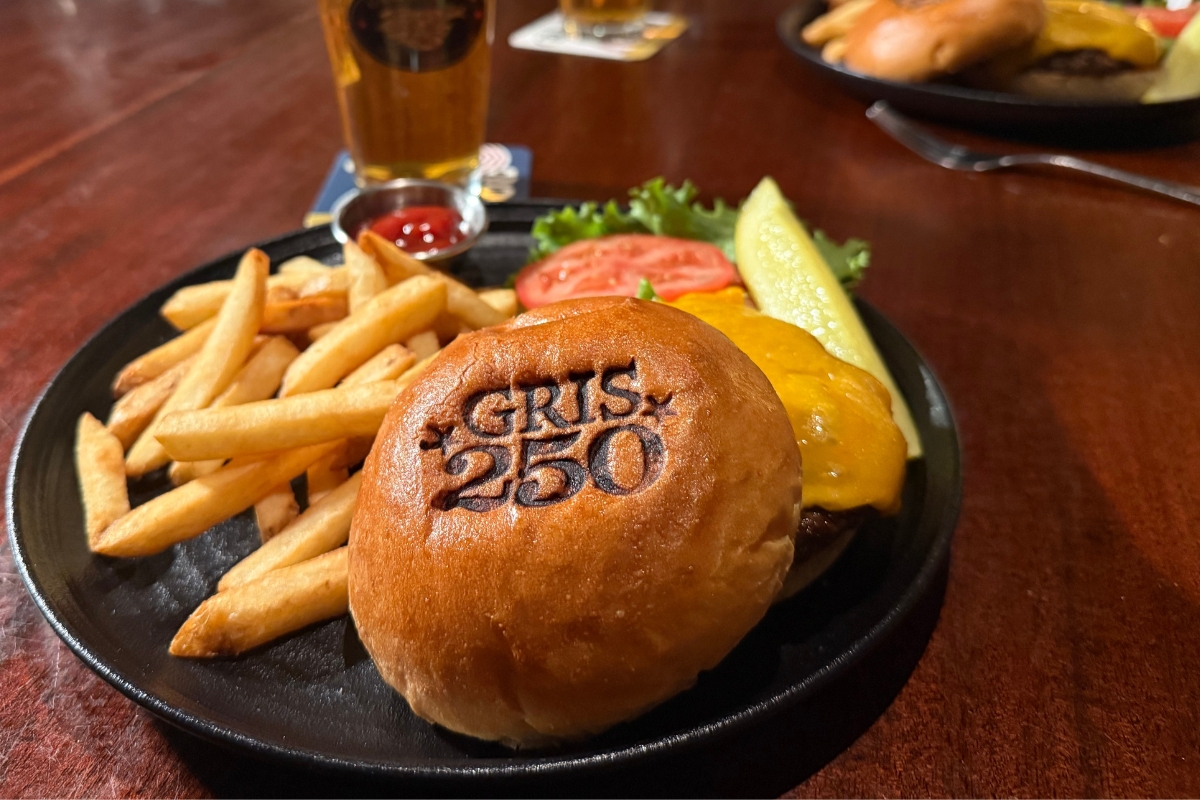 1200_x_800_the_griswold_inn_dining_4_high 6a033b8708208