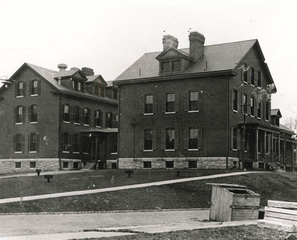 a black and white photo of a building