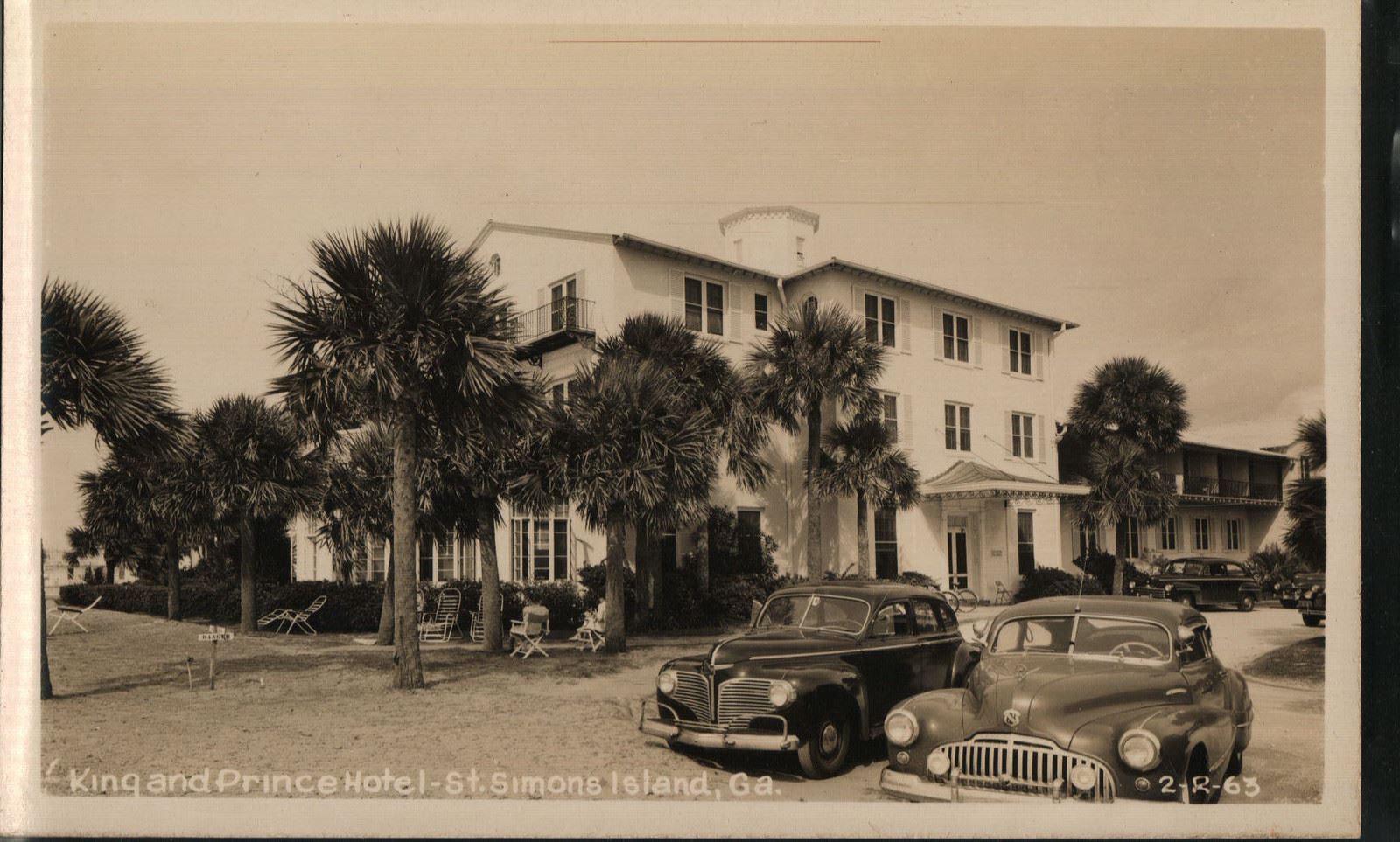 a black and white photo of a hotel