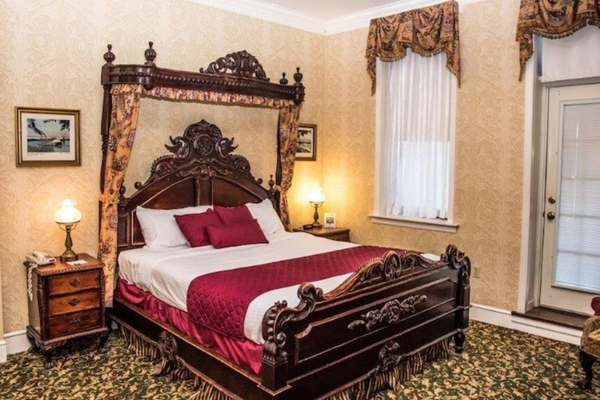 deluxe_king_with_balcony_1200x800_lafayette_hotel_gallery_high 69d95e101b1ec