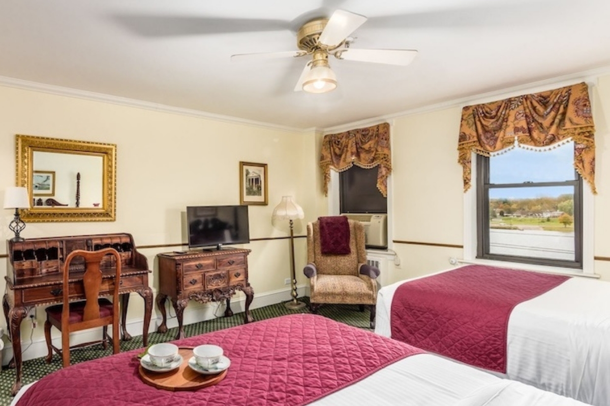 muskingham_river_master_suite_1200x800_lafayette_hotel_gallery_5_high 69d95f9076498