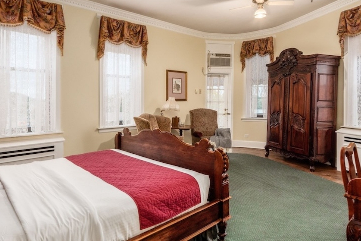 riverview_deluxe_room_with_balcony_1200x800_lafayette_hotel_gallery_2_high 69d960640ff8b